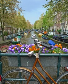 TRAVEL_Amsterdam_Canal_shutterstock_32875579