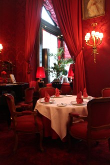 TRAVEL_Vienna_HotelSacher_Red_RoteBar_Restaurant_SM_IMG_4481